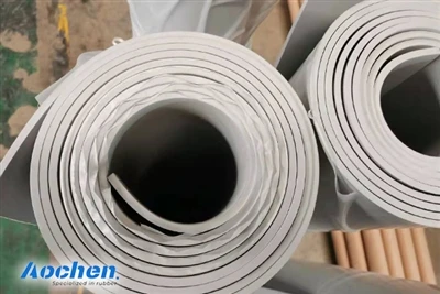 Proceso de fabricación de láminas de caucho industrial.